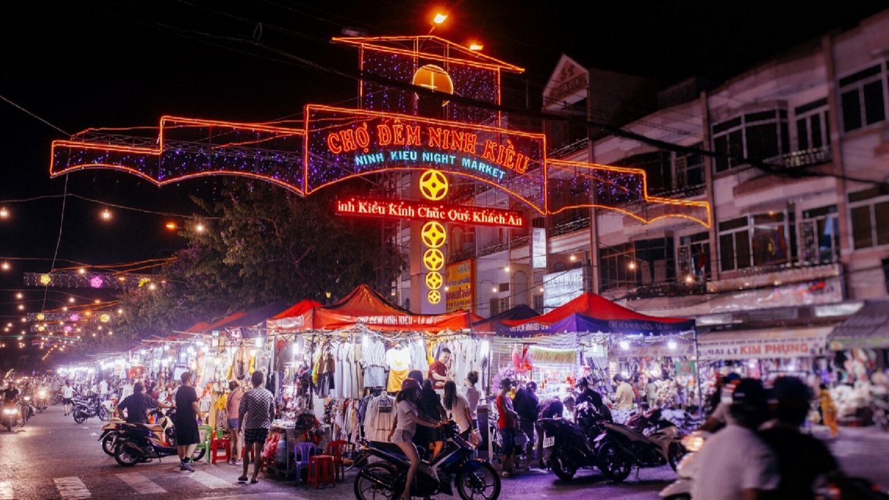 Ninh Kieu Wharf - Must-go place in Can Tho by night