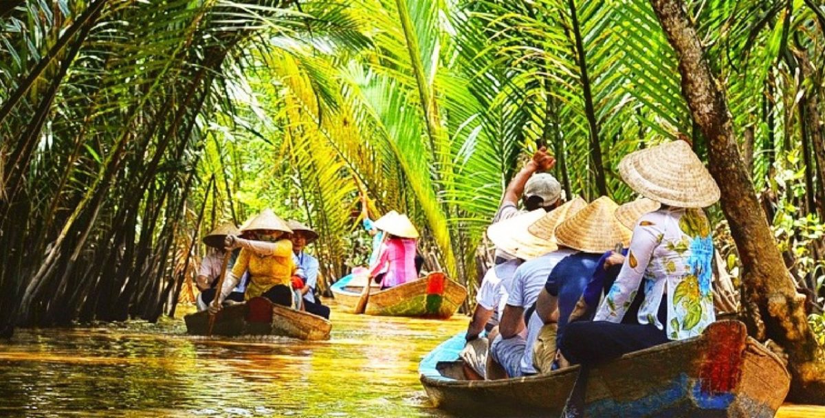 Taking a sampan to explore canals in Con Phung Island
